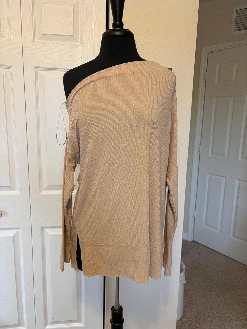 NWT Hem & Thread Off-The-Shoulder Ribbed Long Sleeve Tunic Top - Tan / Beige sm.